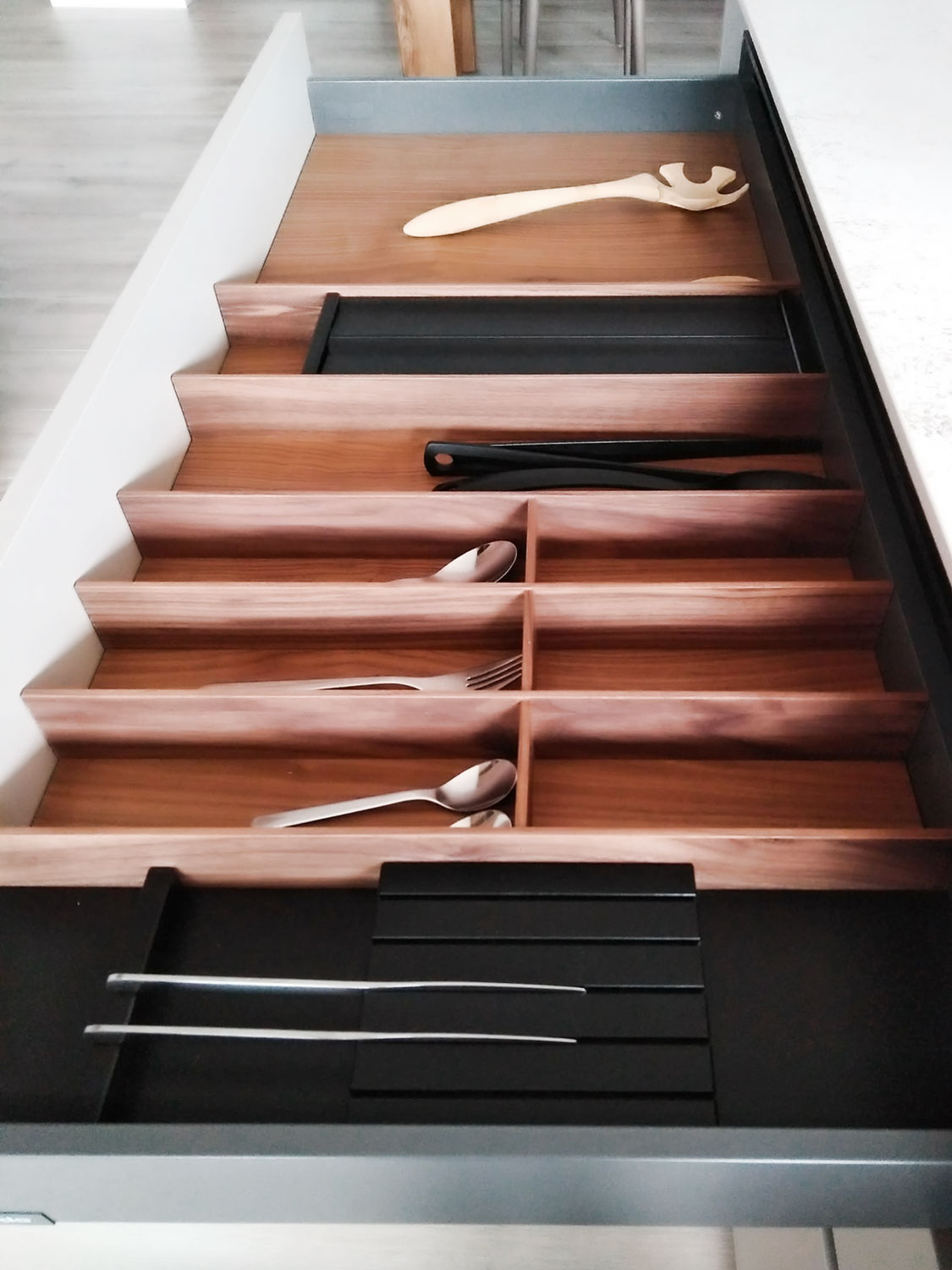 Complementos de madera para organizar los cajones de la cocina